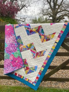 It’s a finish! I’ve called this one Scrappy Improv Zigzags. All the piecing is improvisational and I have mostly used scraps of Kaffe Fassett fabric. I’ve had fun using up even the tiniest pieces of fabric. I have leftovers for something else!
@kaffefassettstudio #improvpiecing #scrapquilt #scrapquilts