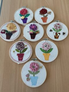 Thank you to Icknield Quilters for having me today. We spent the morning working on textured blooms and stitched these small 3D appliquéd pictures in hoops. Great work everyone.
#texturedblooms #3dfabricflowers #appliquedflowers #applique
