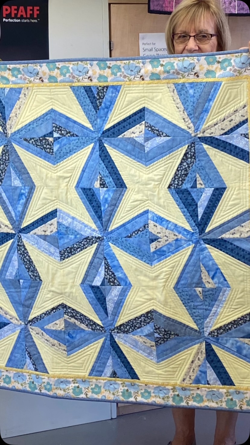 A little round up of finished projects by students from some of my workshops @tudorrosepatchwork
1. Curved piecing quilt by Sue
2. Sound waves quilt by Jenny T
3. Stained glass patchwork bag by Jackie
4. In the Frame quilt by Jenny J
5. Beach bag by Jenny J
6. Shopper bag by Jenny T
7. Strips that Sizzle quilt by Sandra
Fabulous effort everyone.
#patchworks #stitch #fabric