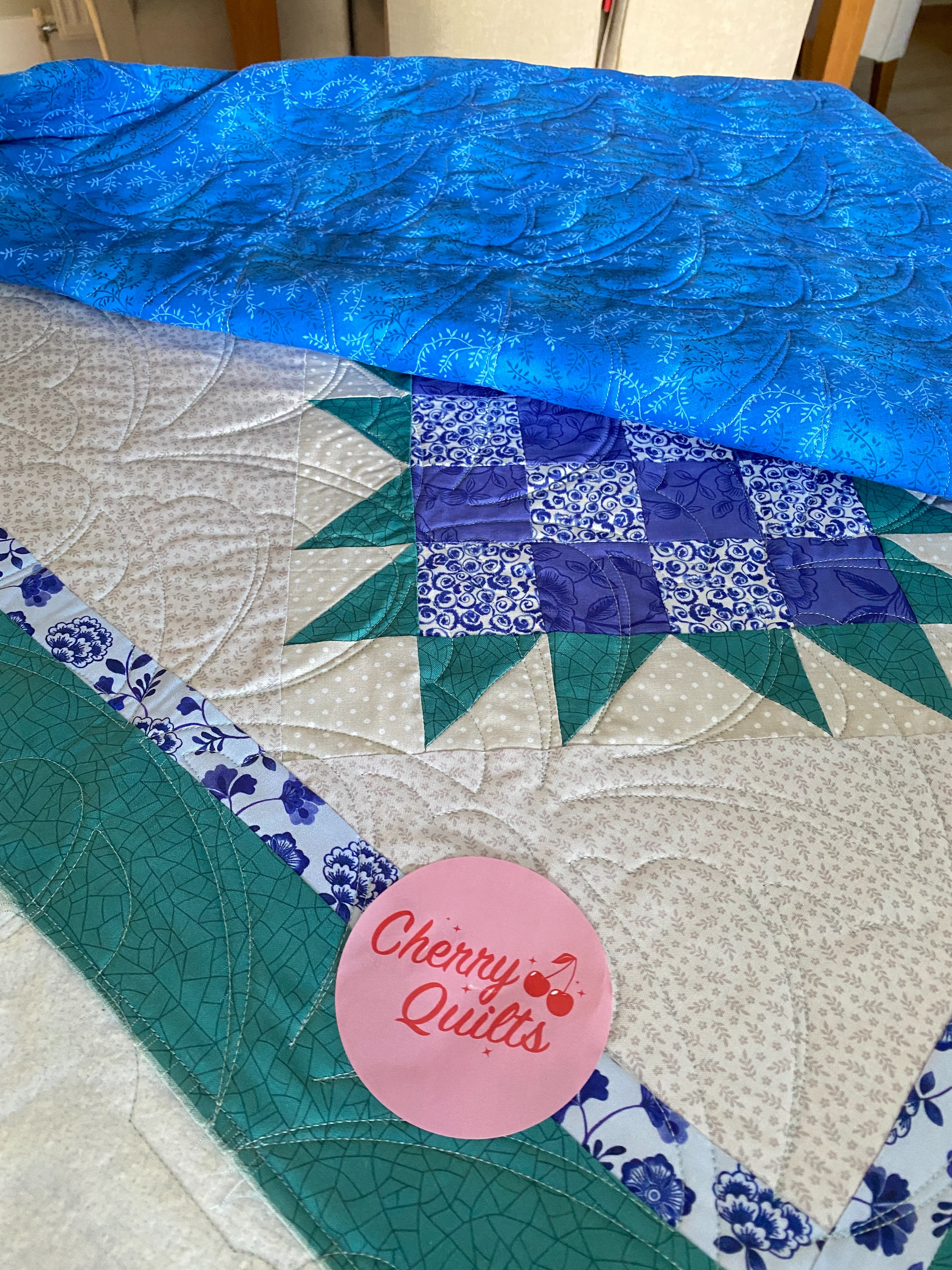 So exciting to get my quilt back from @cherry.quilts who has quilted it on the long arm with a great design. Perfect for the quilt. I’m itching to get the binding on so once I’ve done that I can share the whole quilt!
#longarmquilting #longarmquilter