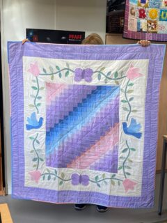 Some recent finishes from students @tudorrosepatchwork. A Shaded Shadows quilt from Sandra, Scrappy Crosses also from Sandra, Sound Waves by Louise and In the Frame stitched by Adrienne. A lovely selection of quilts. Thank you all.
#quiltfinishes #patchworking #quilters #patchwork #classes